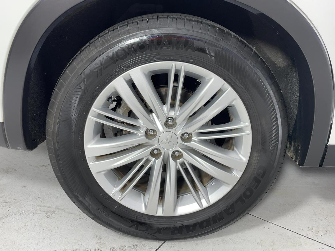 Photo '12' of Mitsubishi Outlander