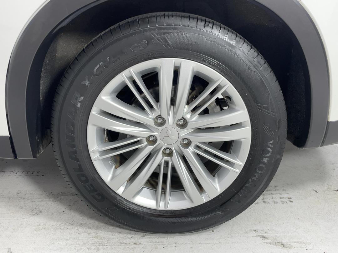 Photo '11' of Mitsubishi Outlander
