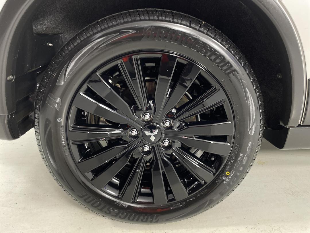 Photo '12' of Mitsubishi Outlander