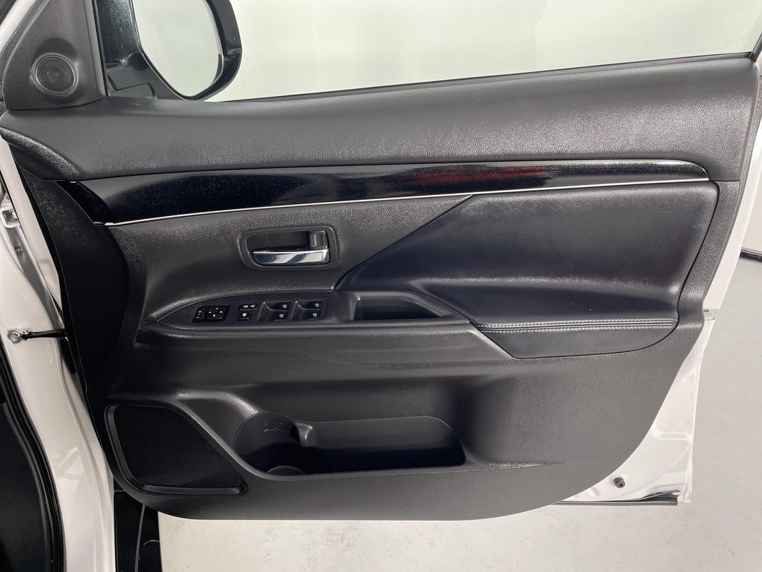 Photo '15' of Mitsubishi Outlander