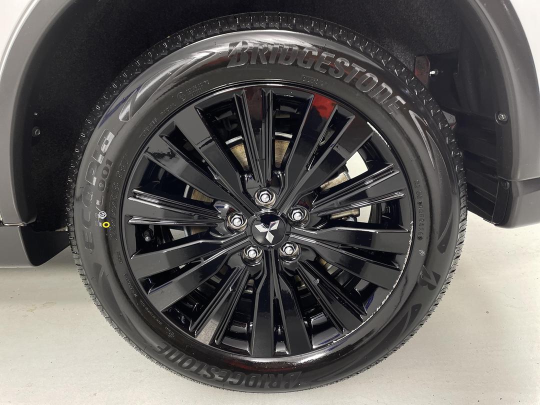 Photo '11' of Mitsubishi Outlander