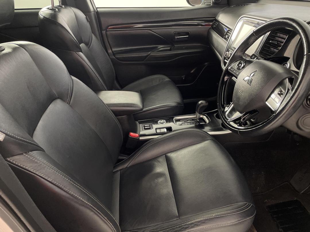 Photo '16' of Mitsubishi Outlander