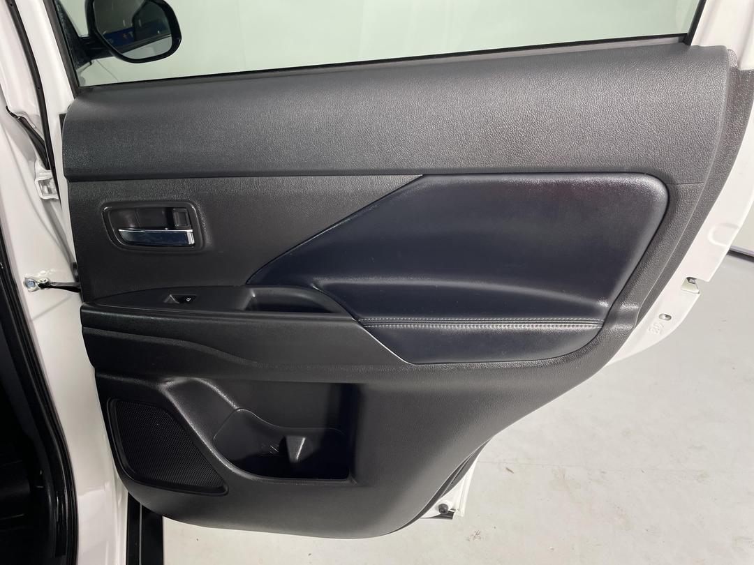 Photo '19' of Mitsubishi Outlander