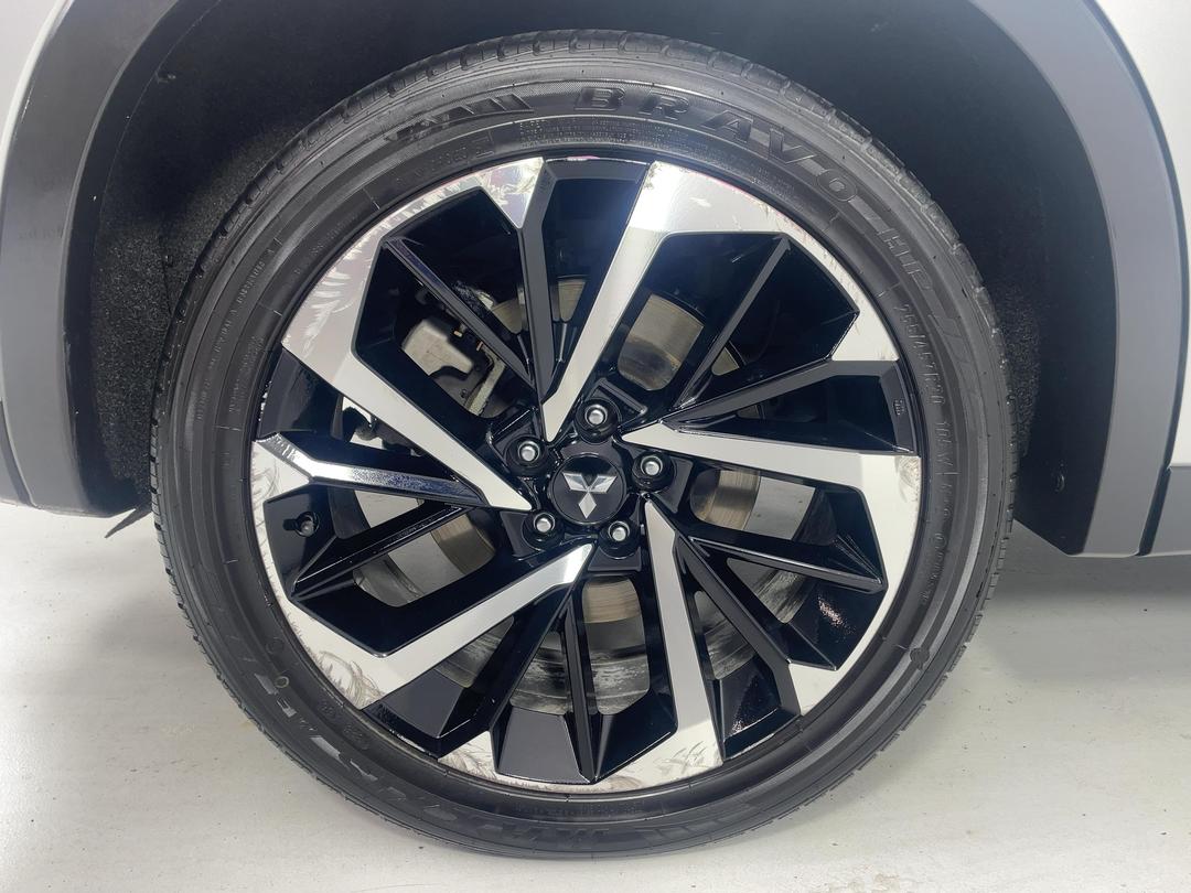 Photo '12' of Mitsubishi Outlander