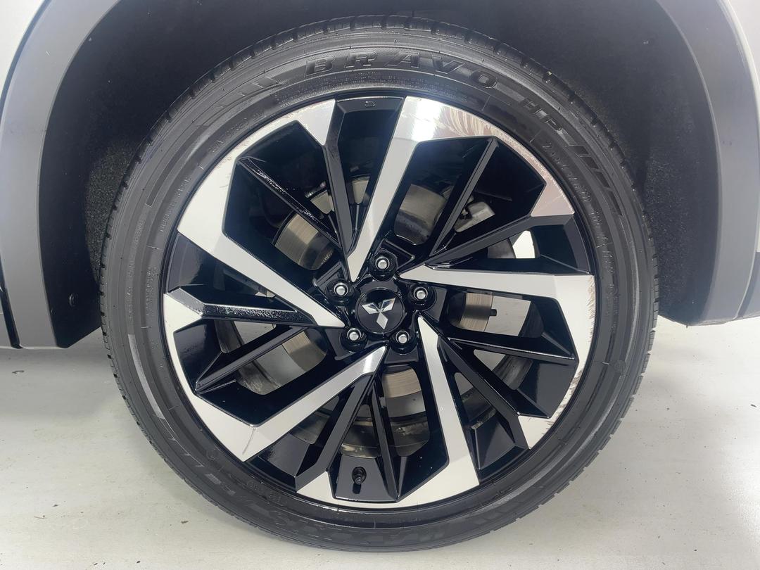 Photo '11' of Mitsubishi Outlander