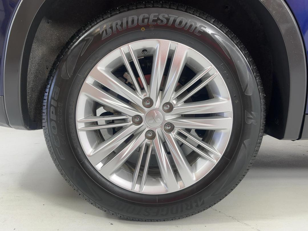 Photo '12' of Mitsubishi Outlander