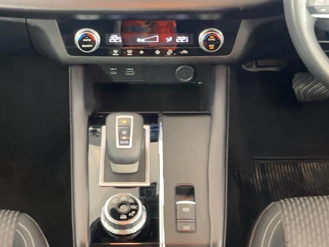 Photo '18' of Mitsubishi Outlander