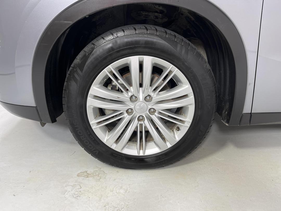 Photo '10' of Mitsubishi Outlander