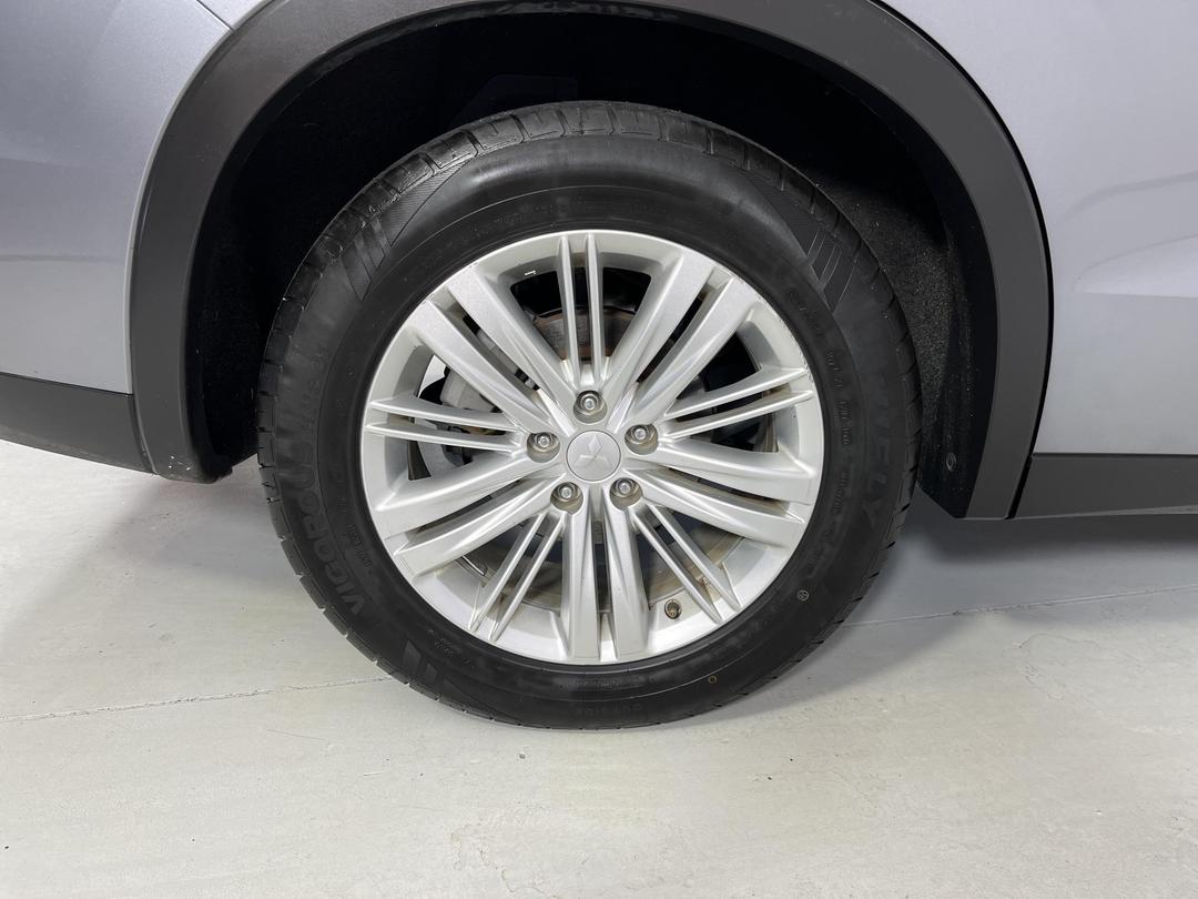 Photo '12' of Mitsubishi Outlander