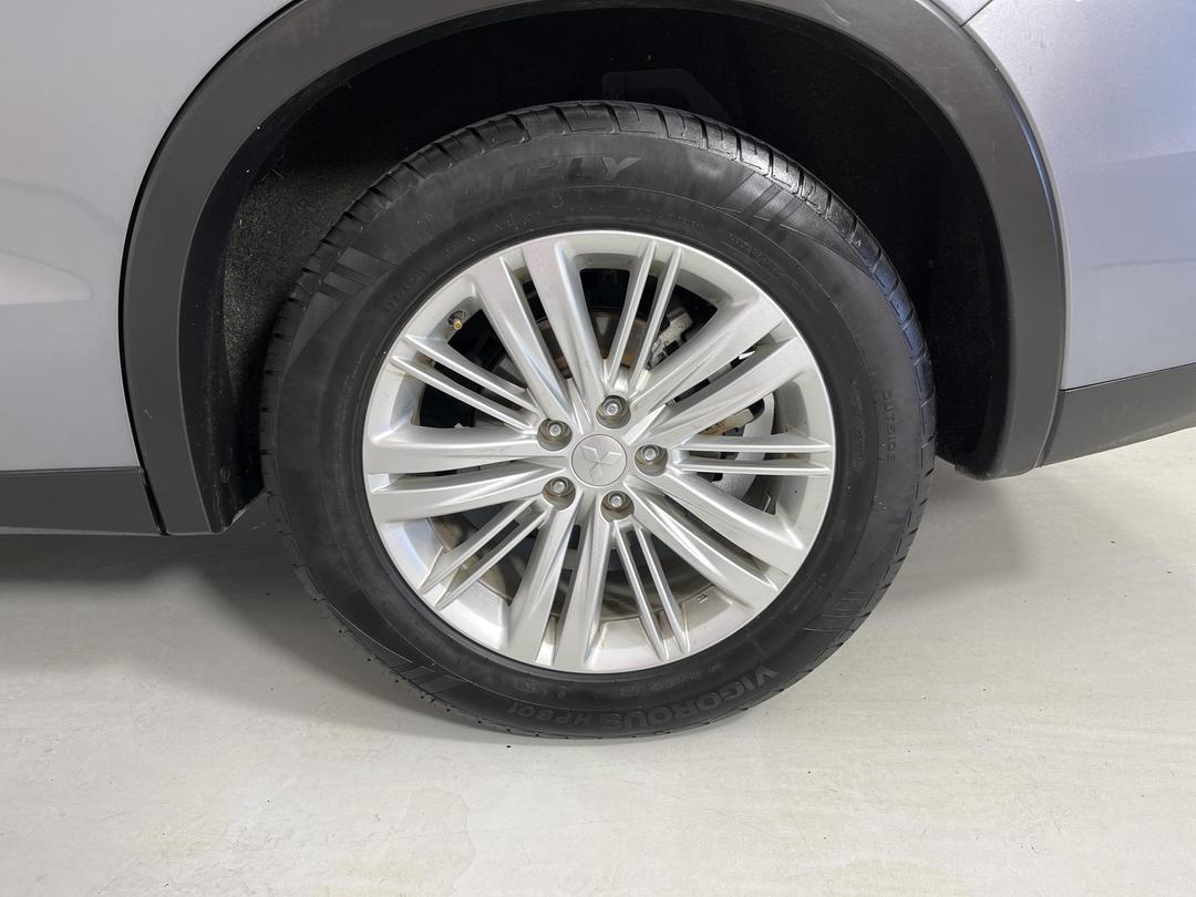 Photo '11' of Mitsubishi Outlander