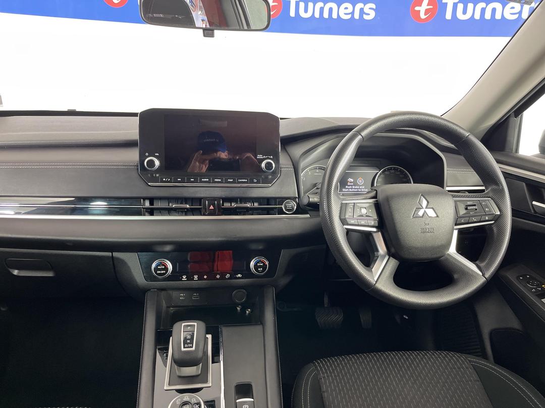 Photo '17' of Mitsubishi Outlander