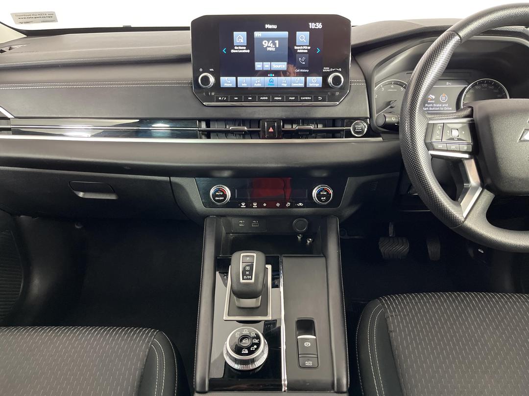 Photo '18' of Mitsubishi Outlander