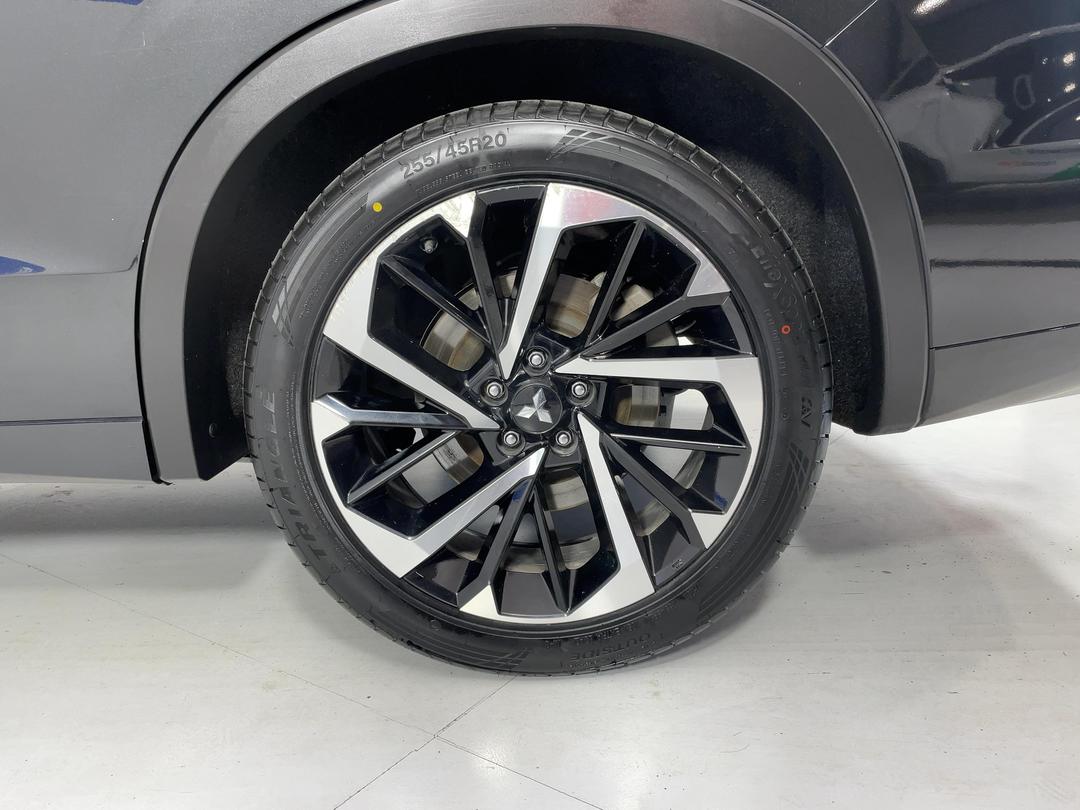 Photo '11' of Mitsubishi Outlander