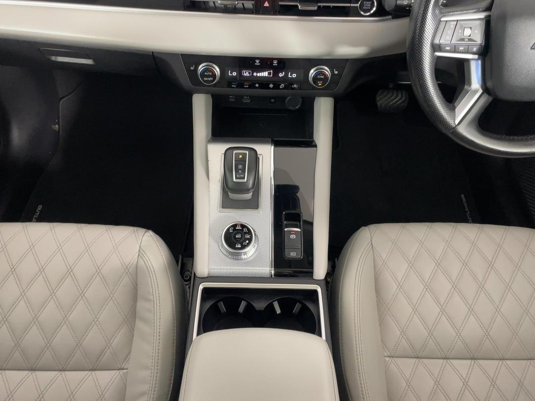 Photo '18' of Mitsubishi Outlander