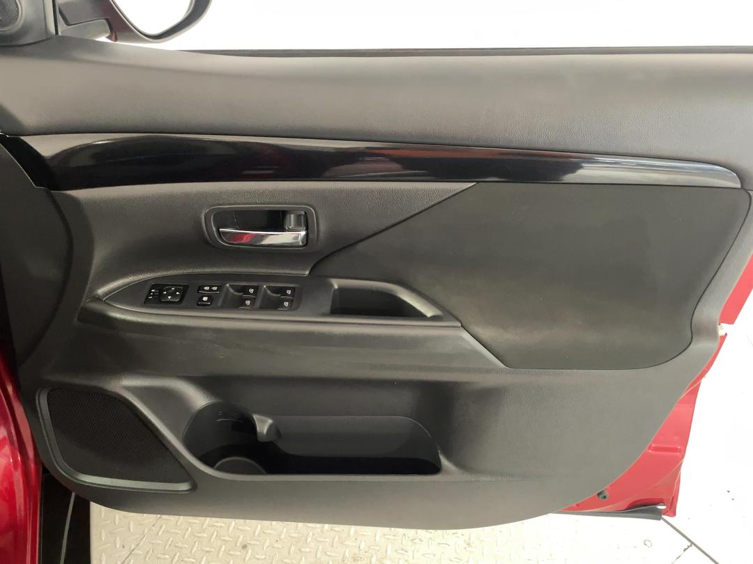Photo '15' of Mitsubishi Outlander