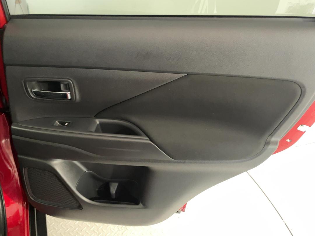 Photo '19' of Mitsubishi Outlander