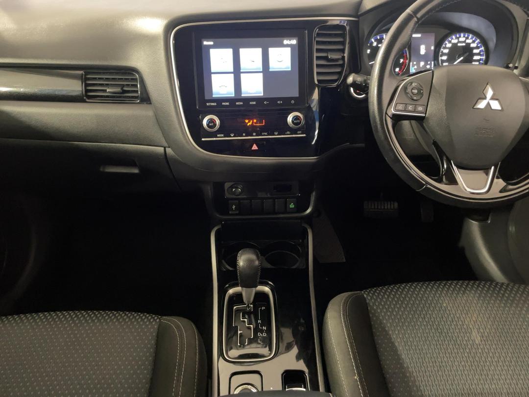 Photo '18' of Mitsubishi Outlander
