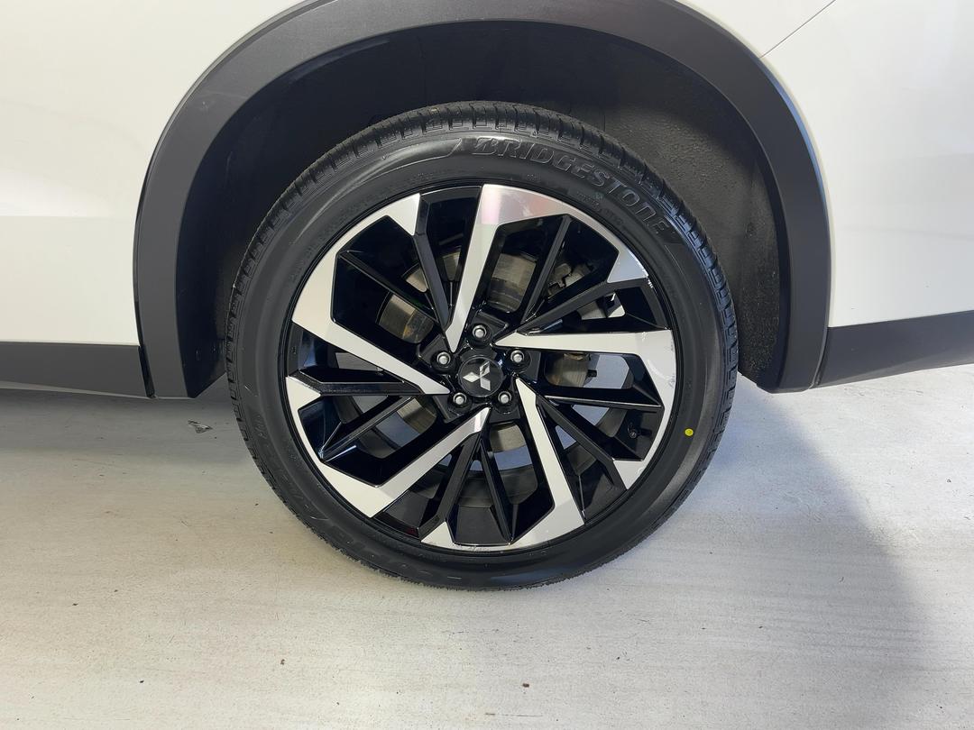 Photo '11' of Mitsubishi Outlander