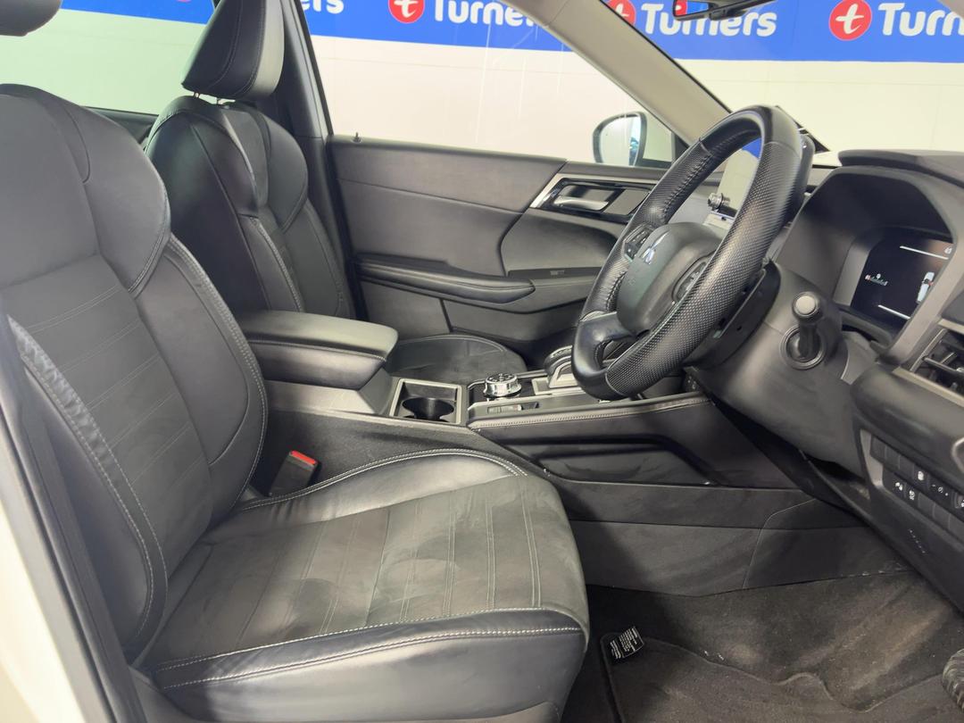 Photo '16' of Mitsubishi Outlander