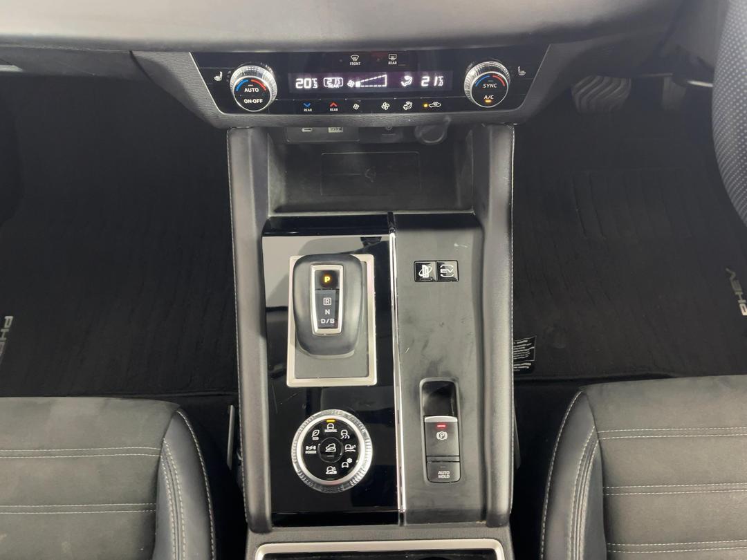 Photo '18' of Mitsubishi Outlander