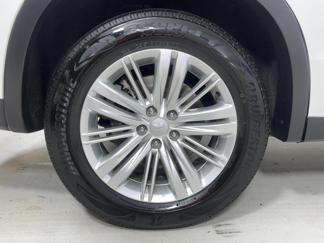 Photo '12' of Mitsubishi Outlander