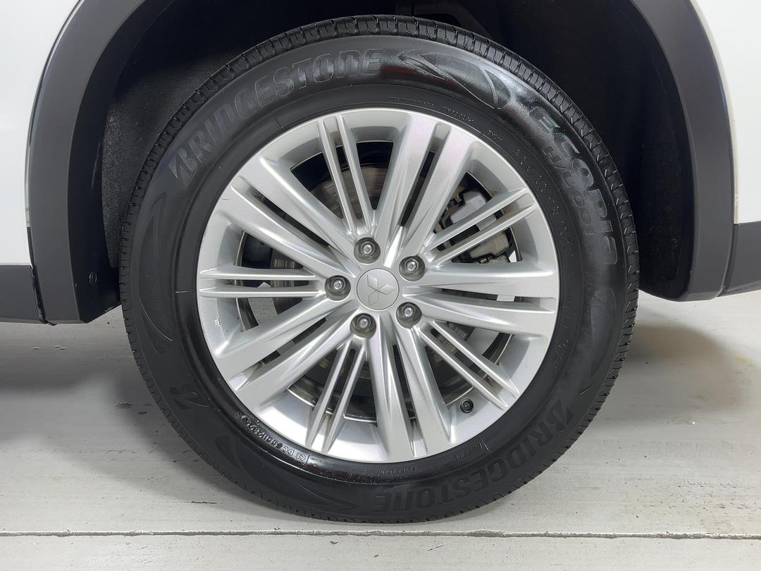 Photo '11' of Mitsubishi Outlander