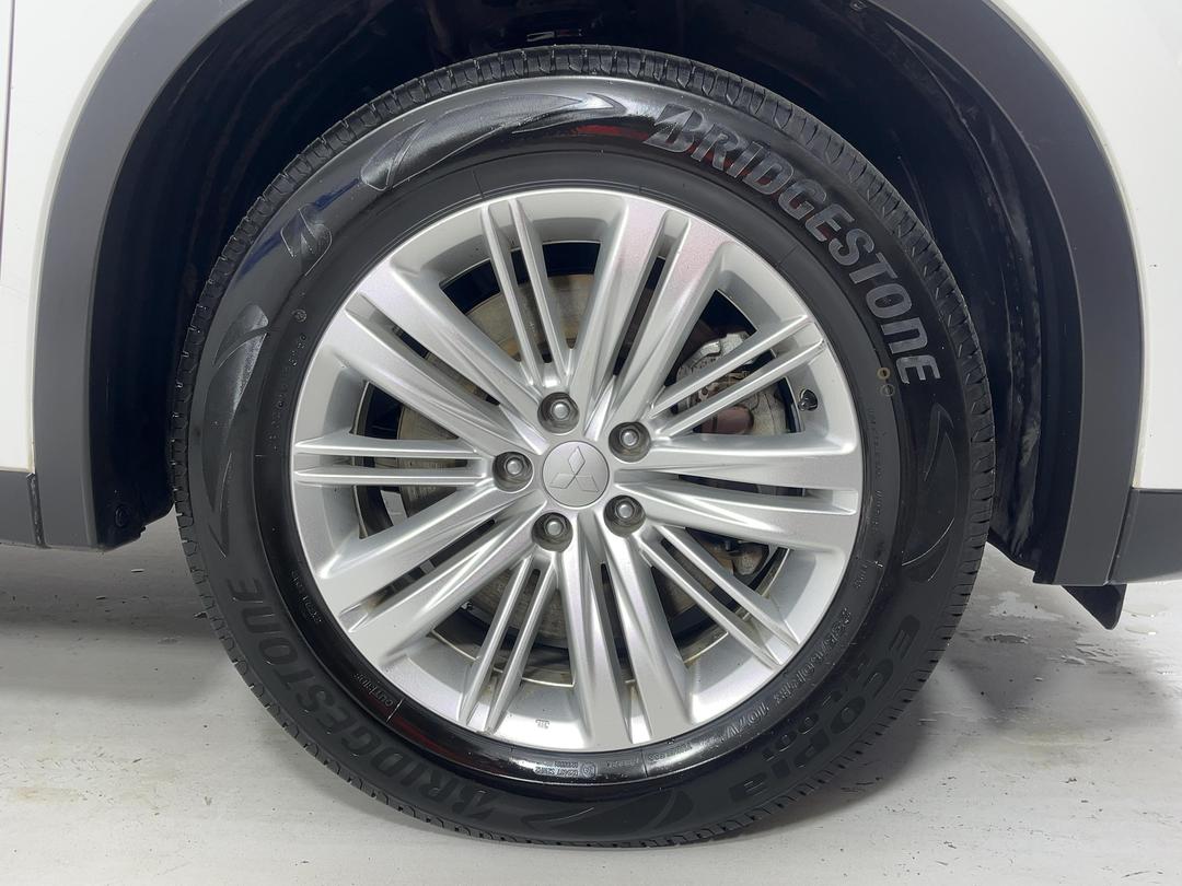 Photo '9' of Mitsubishi Outlander