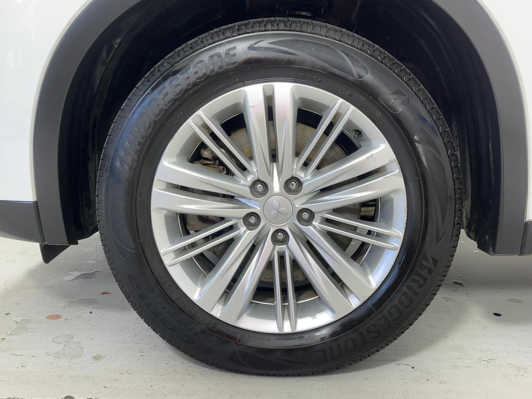 Photo '10' of Mitsubishi Outlander