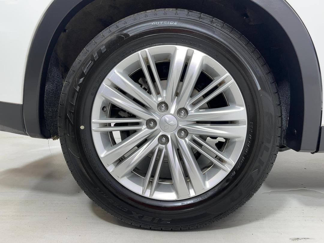 Photo '12' of Mitsubishi Outlander