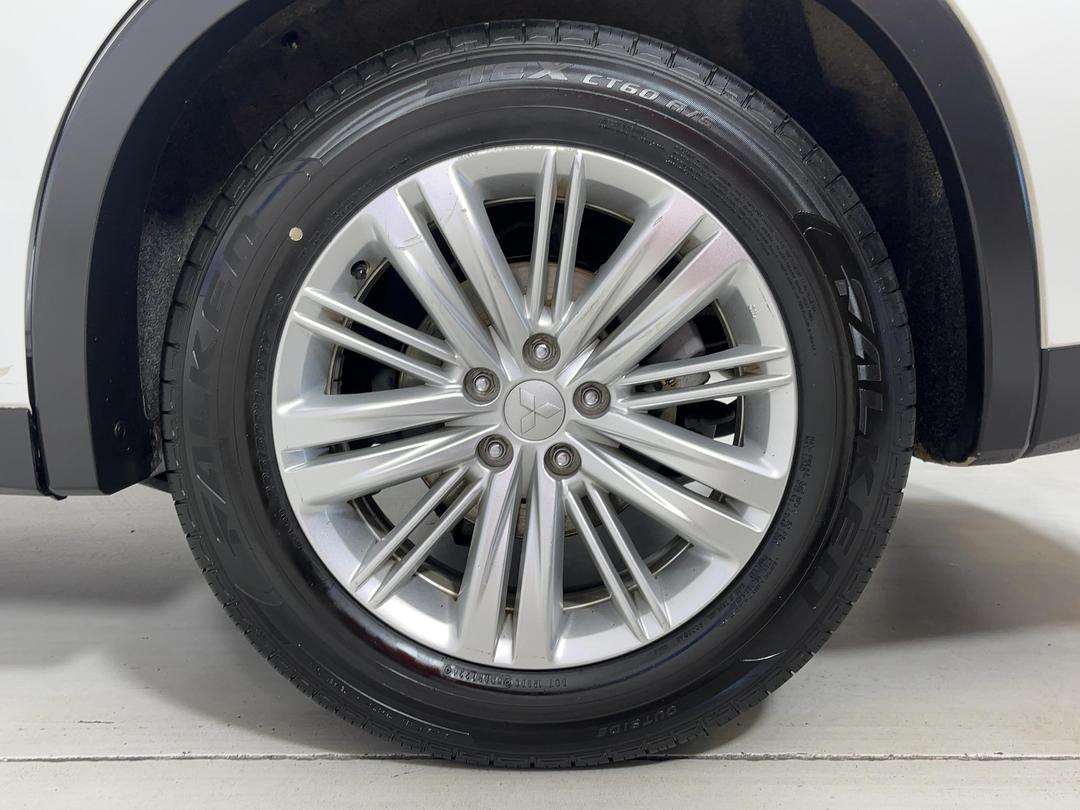 Photo '11' of Mitsubishi Outlander