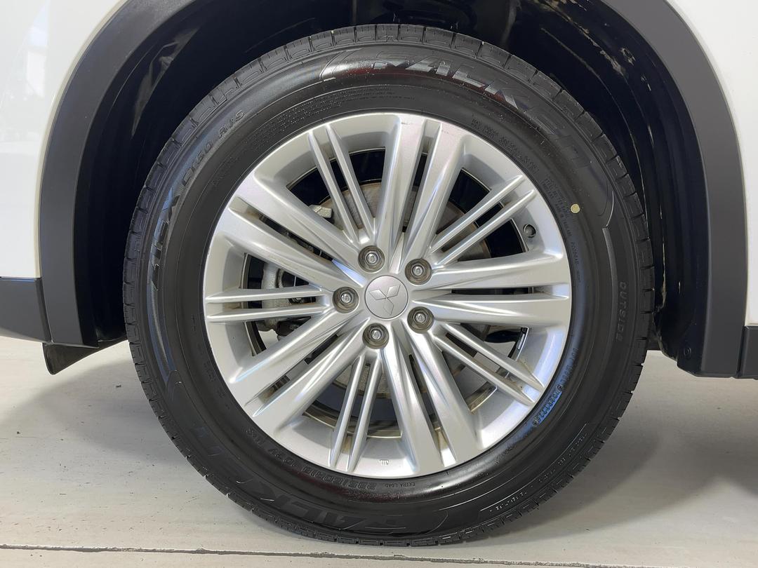 Photo '10' of Mitsubishi Outlander