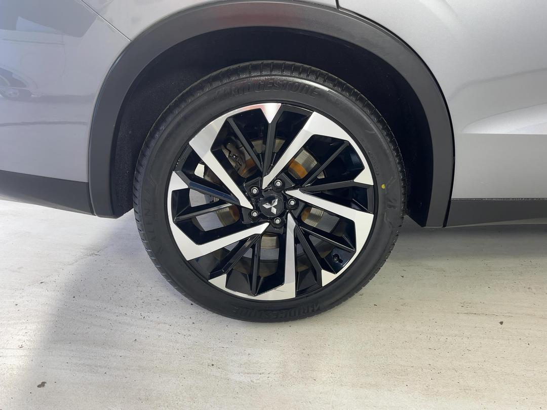 Photo '12' of Mitsubishi Outlander