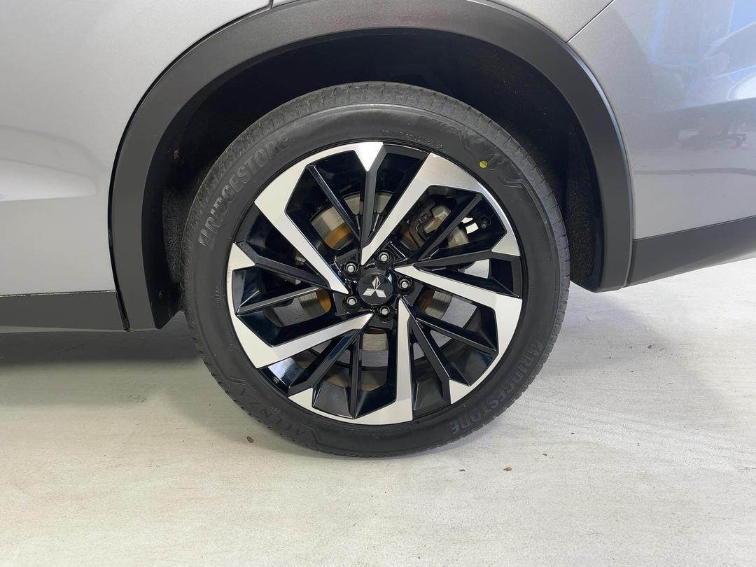 Photo '11' of Mitsubishi Outlander