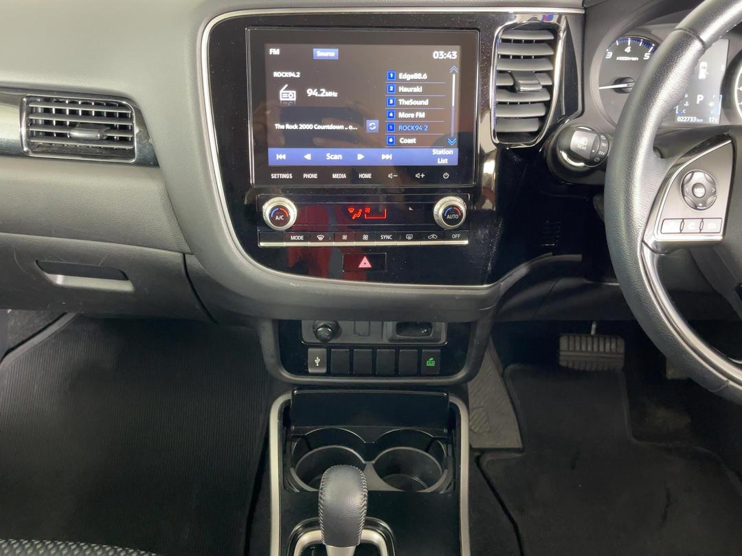 Photo '18' of Mitsubishi Outlander