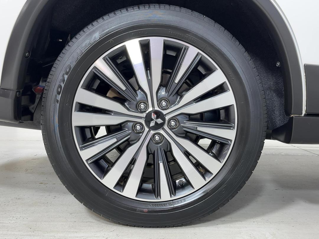 Photo '12' of Mitsubishi Outlander