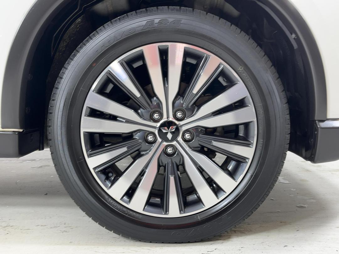 Photo '9' of Mitsubishi Outlander