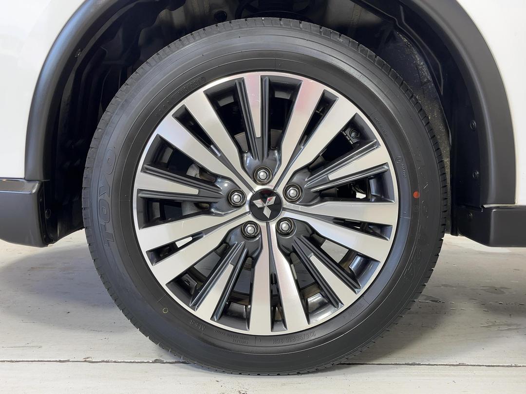 Photo '10' of Mitsubishi Outlander