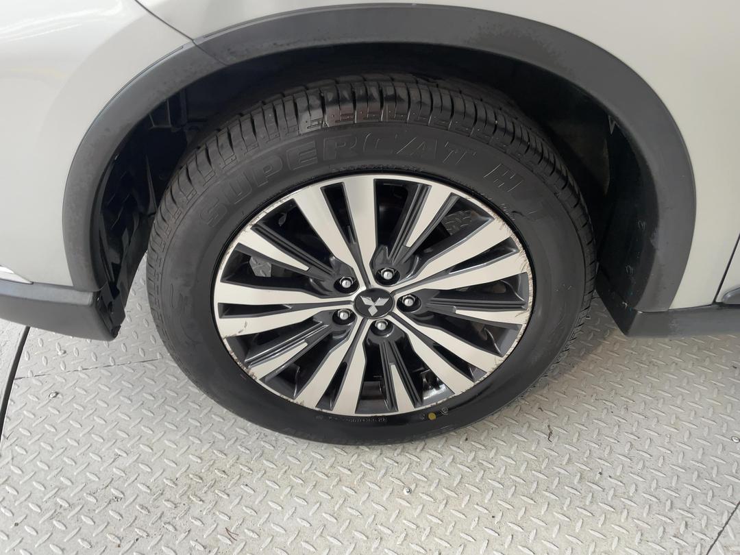 Photo '10' of Mitsubishi Outlander