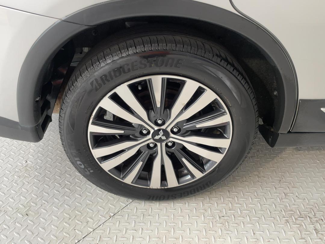 Photo '12' of Mitsubishi Outlander
