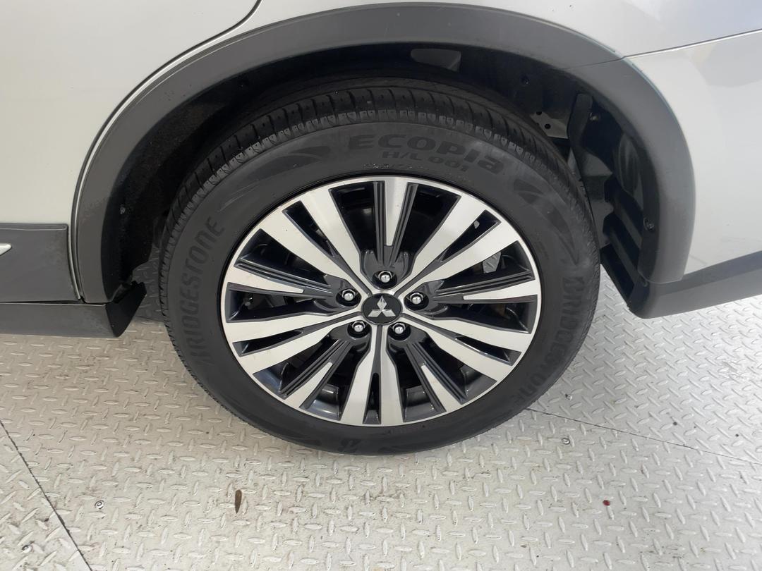 Photo '11' of Mitsubishi Outlander