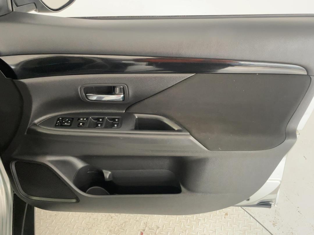 Photo '15' of Mitsubishi Outlander