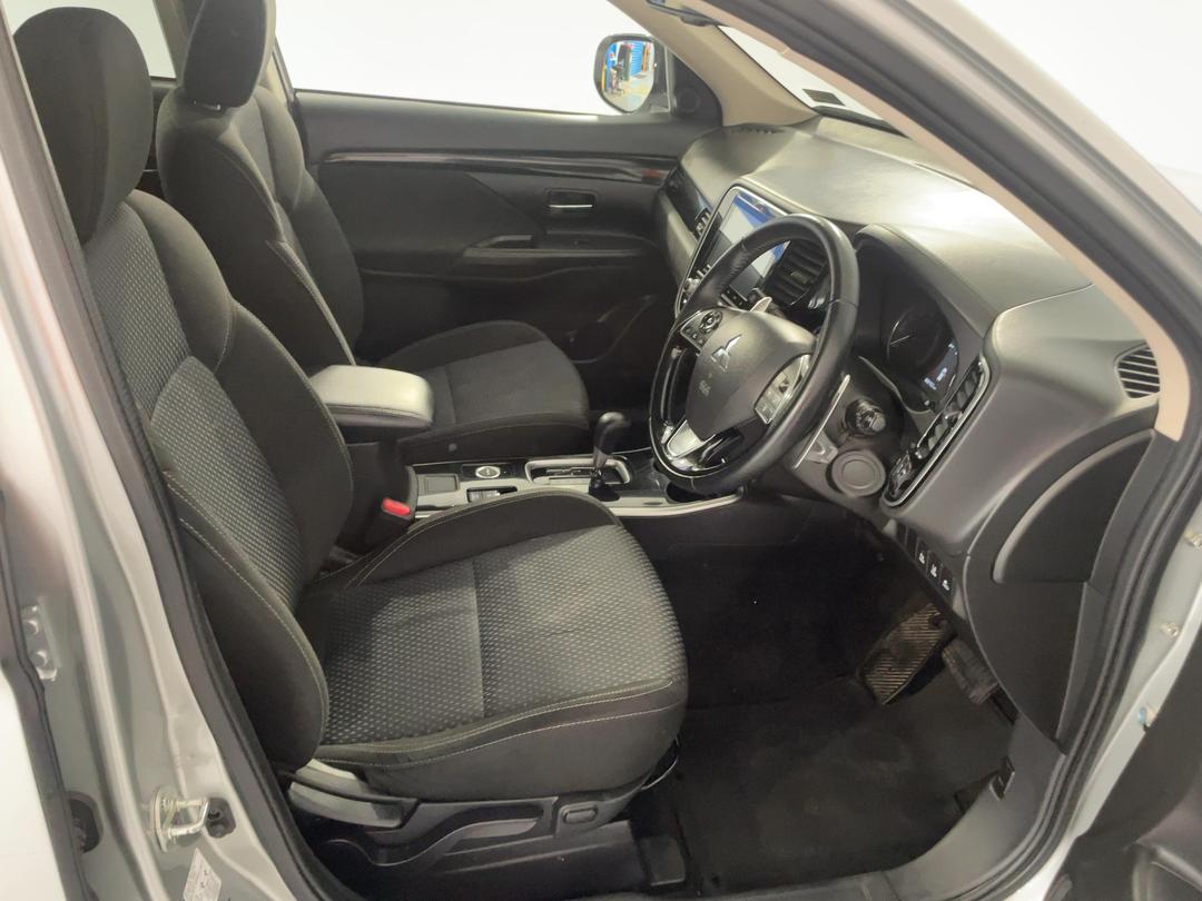 Photo '16' of Mitsubishi Outlander