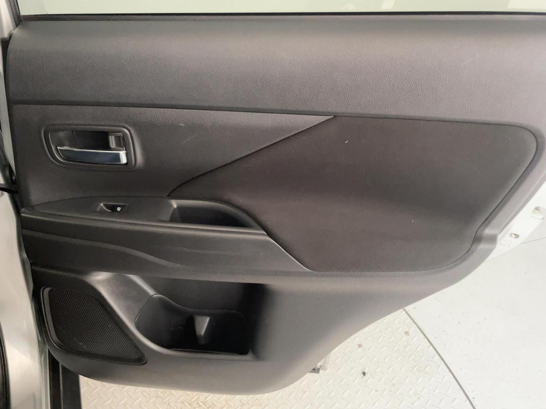 Photo '19' of Mitsubishi Outlander
