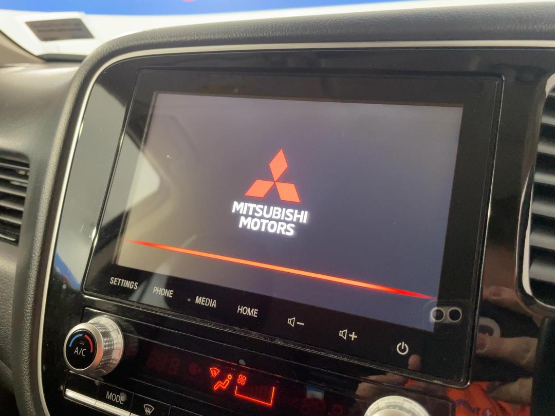 Photo '29' of Mitsubishi Outlander