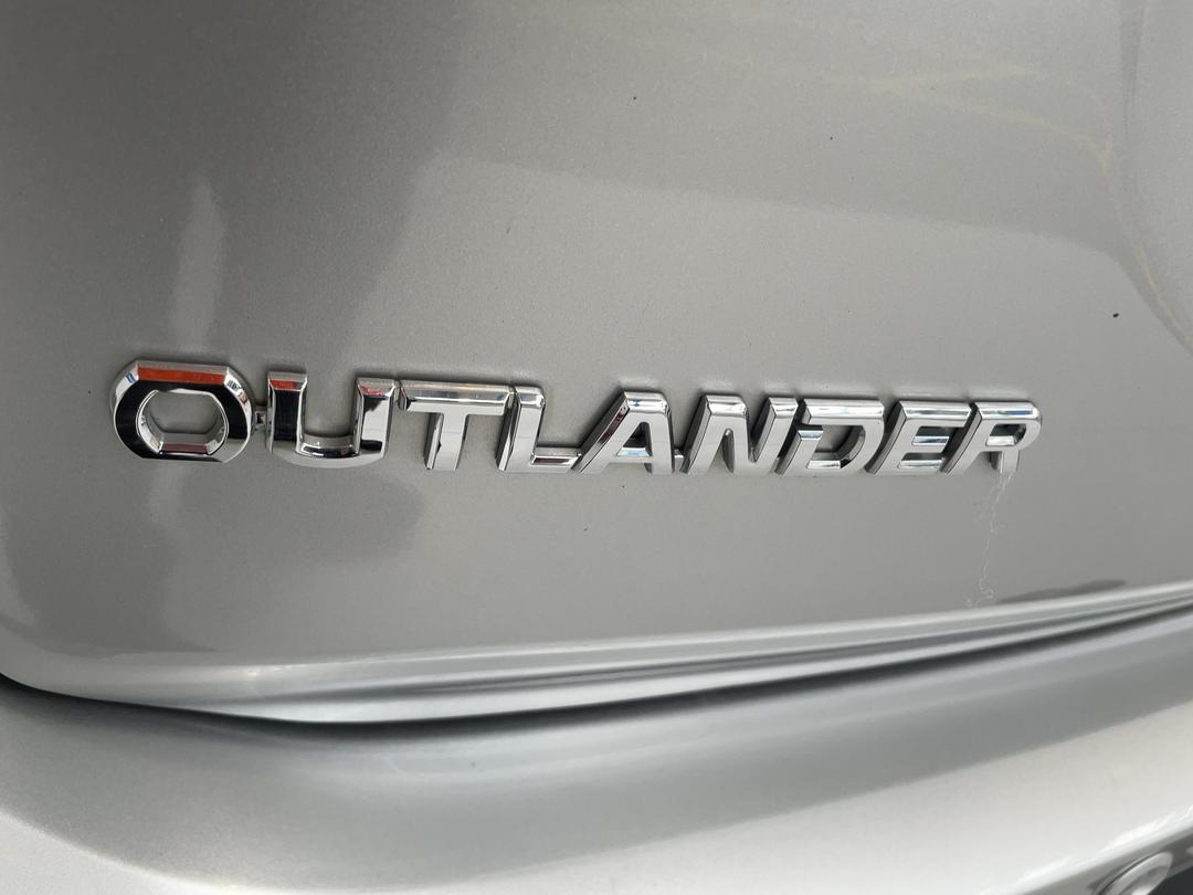 Photo '37' of Mitsubishi Outlander