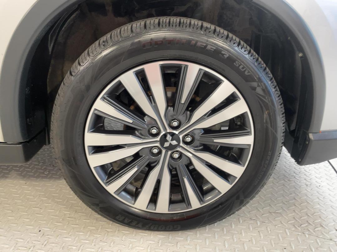 Photo '9' of Mitsubishi Outlander