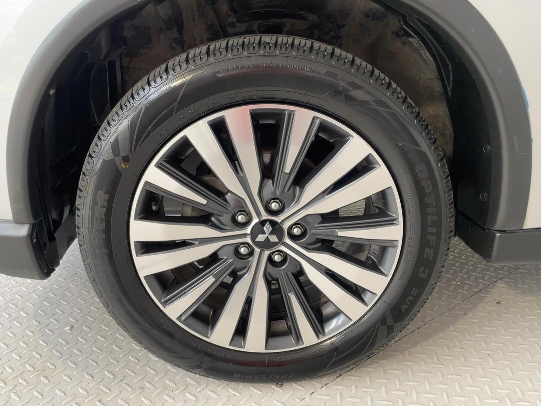 Photo '10' of Mitsubishi Outlander