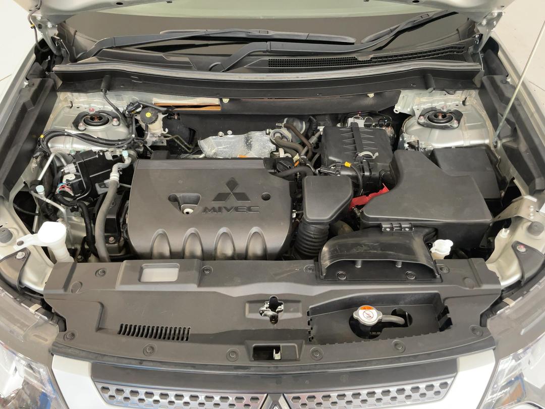 Photo '13' of Mitsubishi Outlander