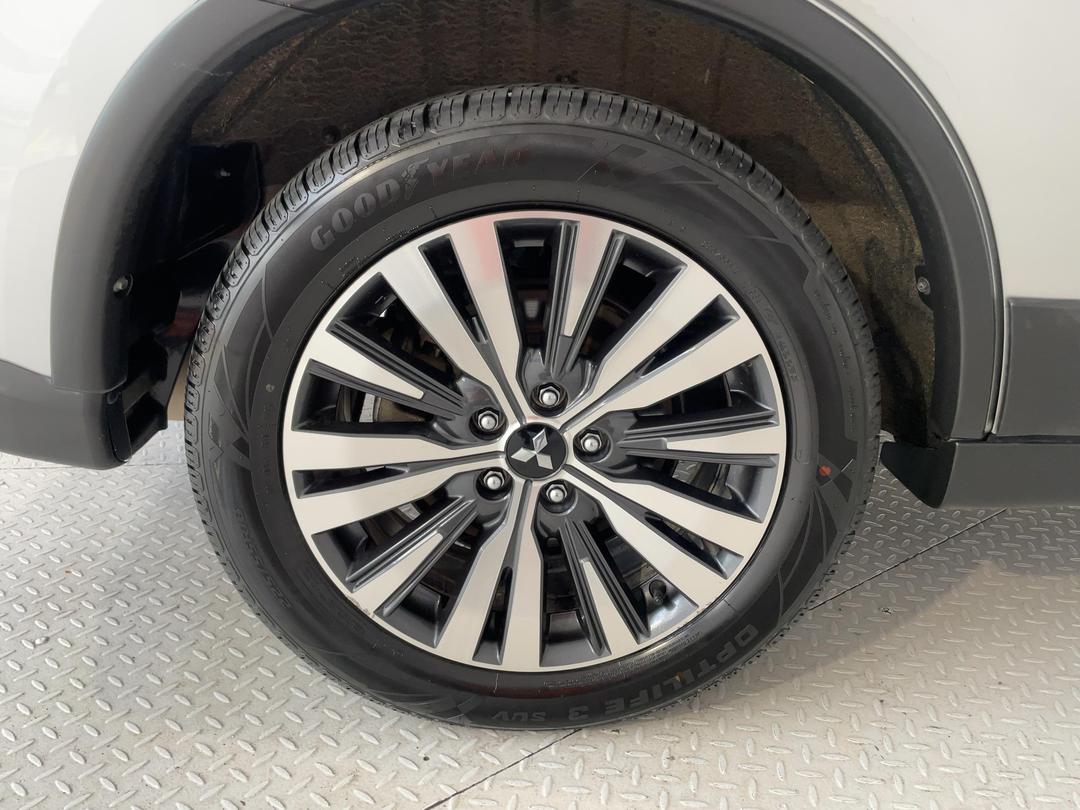 Photo '12' of Mitsubishi Outlander