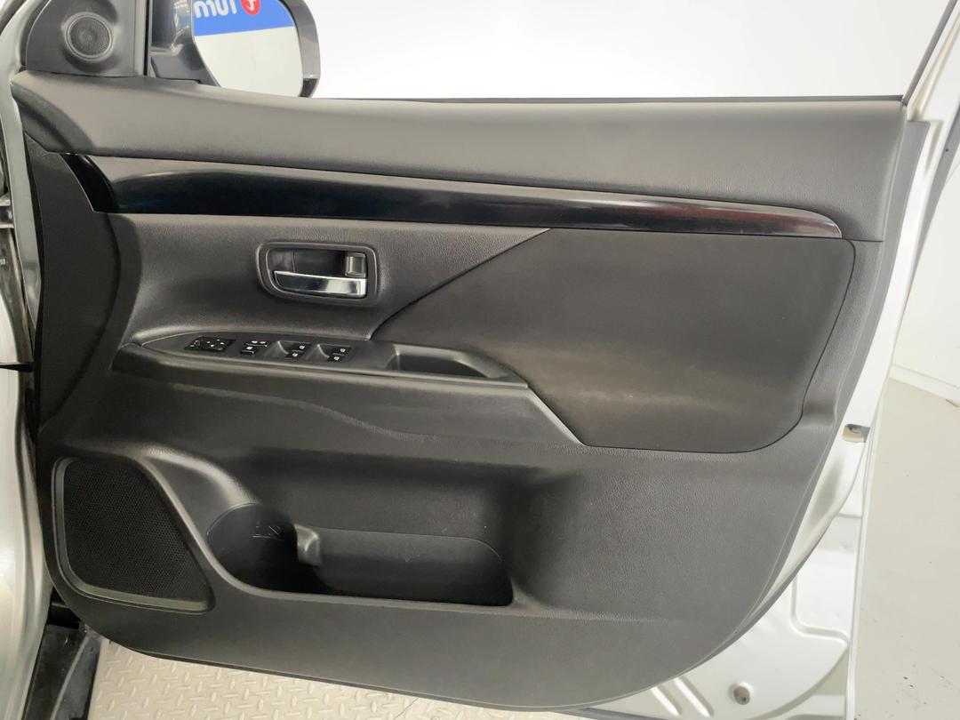 Photo '15' of Mitsubishi Outlander